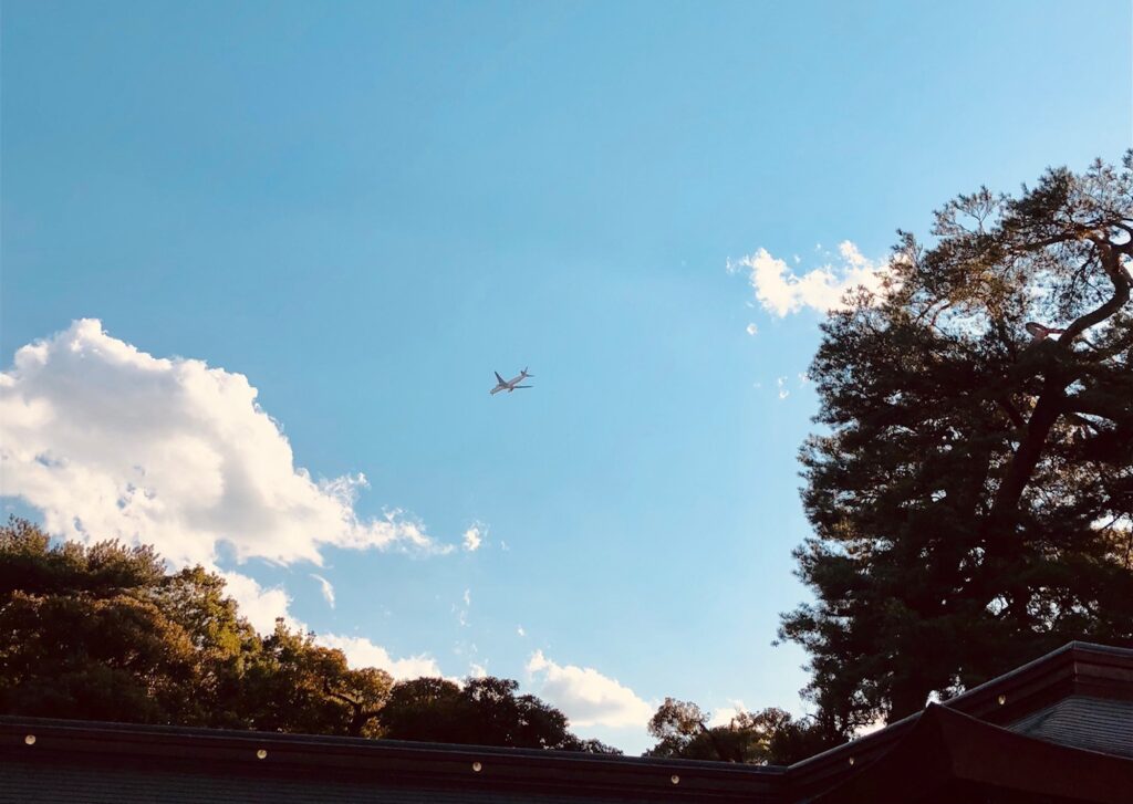 神社の上の飛行機